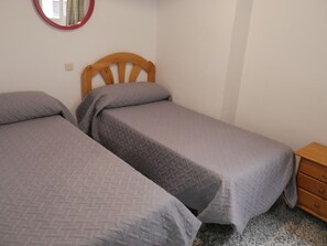 2 chambres, fer et planche Ă repasser, draps fournis