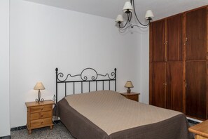 2 bedrooms, iron/ironing board, bed sheets