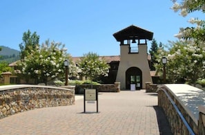 Property grounds - The Solterra : Santa Rosa, Hill Views, Yard, Games (Santa Rosa)