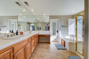 Douche, séchoir à cheveux, serviettes fournies, shampooing