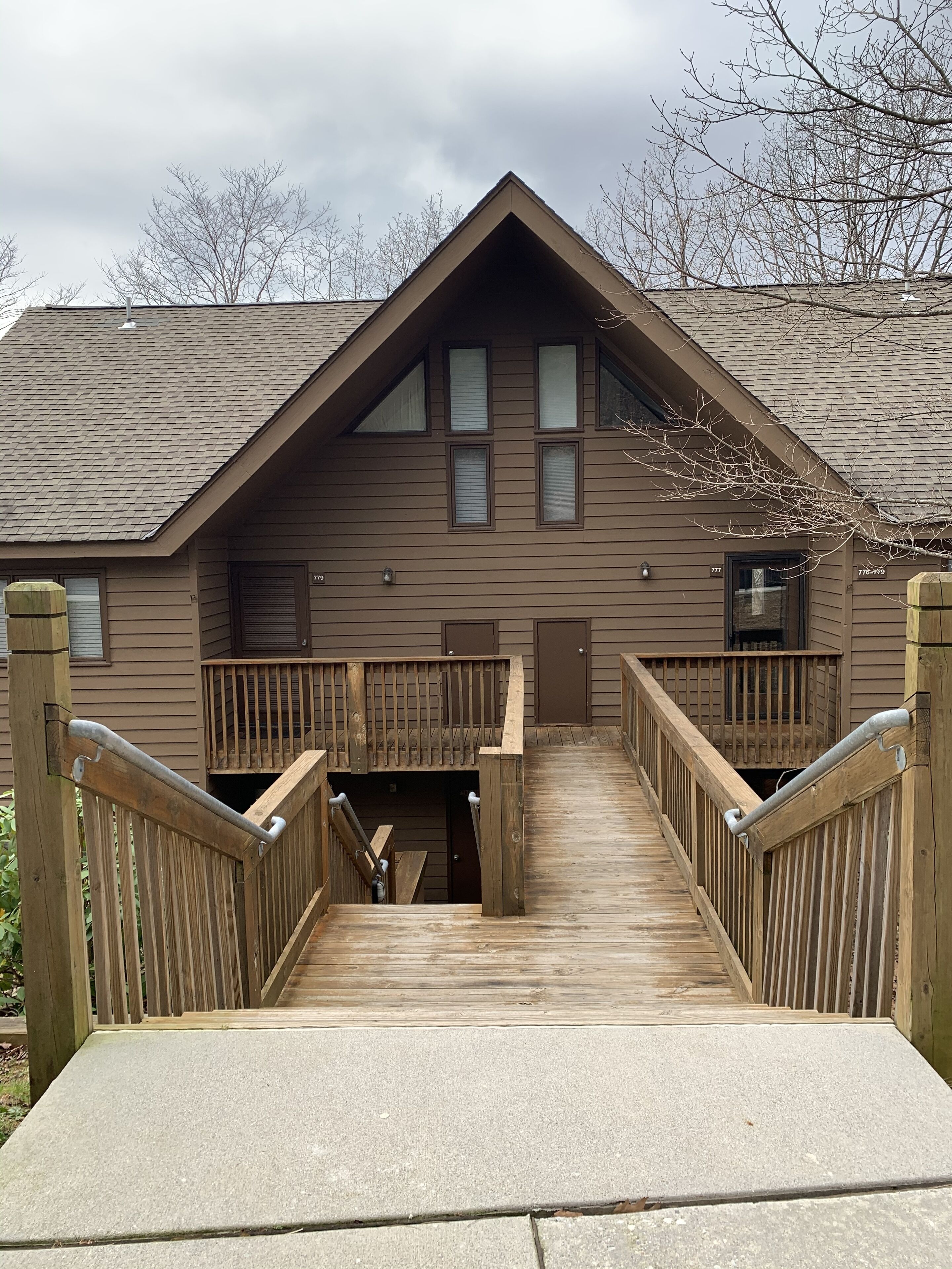 Easy walk to the Mountain Inn & slopes. Dog  friendly for fee.