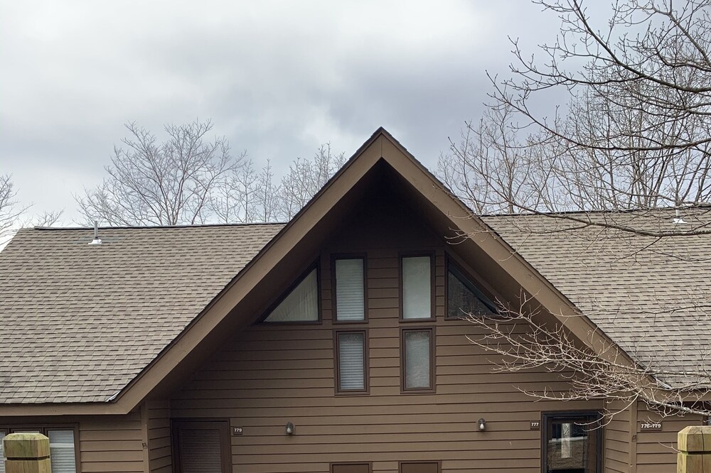 Easy walk to the Mountain Inn & slopes. Dog friendly for fee.