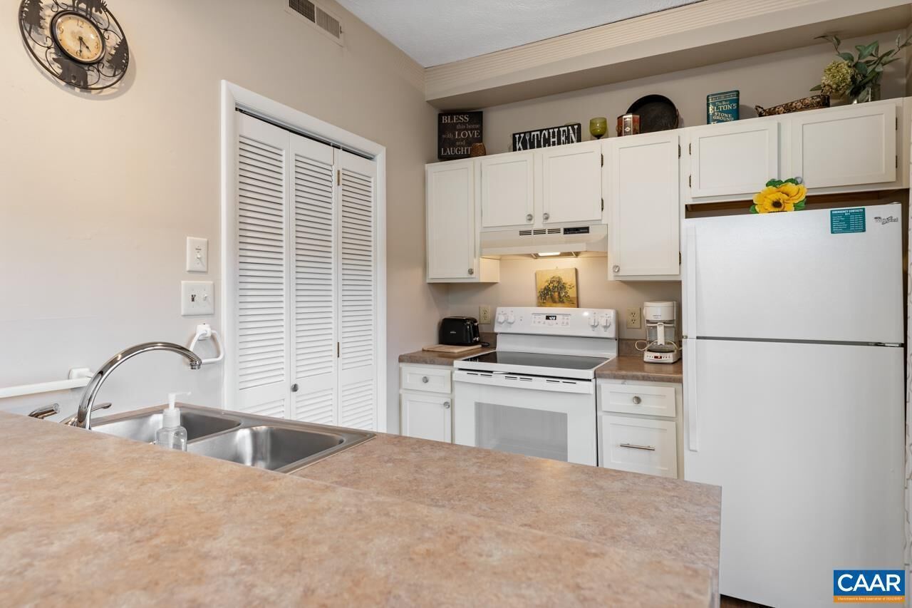 Easy walk to the Mountain Inn & slopes. Dog  friendly for fee.