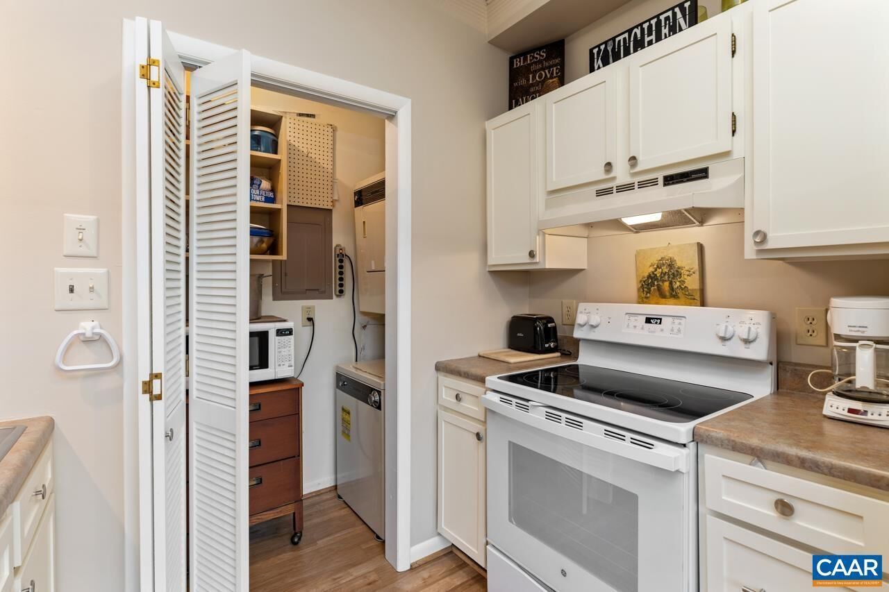 Easy walk to the Mountain Inn & slopes. Dog  friendly for fee.