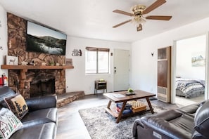 Televisión y chimenea