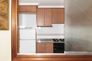 Fridge, microwave, oven, coffee/tea maker