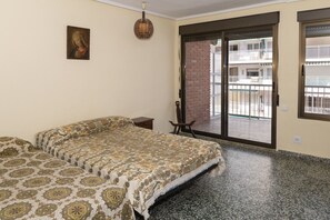 2 quartos, ferros/tábuas de passar roupa, roupa de cama