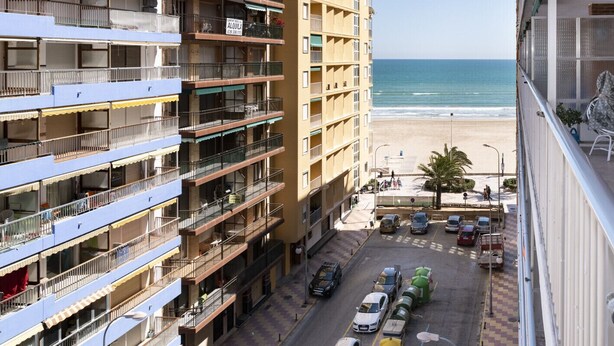A multi-story building with balconies overlooking a beach. - LEVANTE, 6º-J (Cullera)