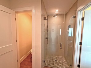 Een douche, een haardroger, handdoeken