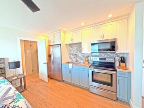 Réfrigérateur, four à micro-ondes, cafetière-théière, grille-pain