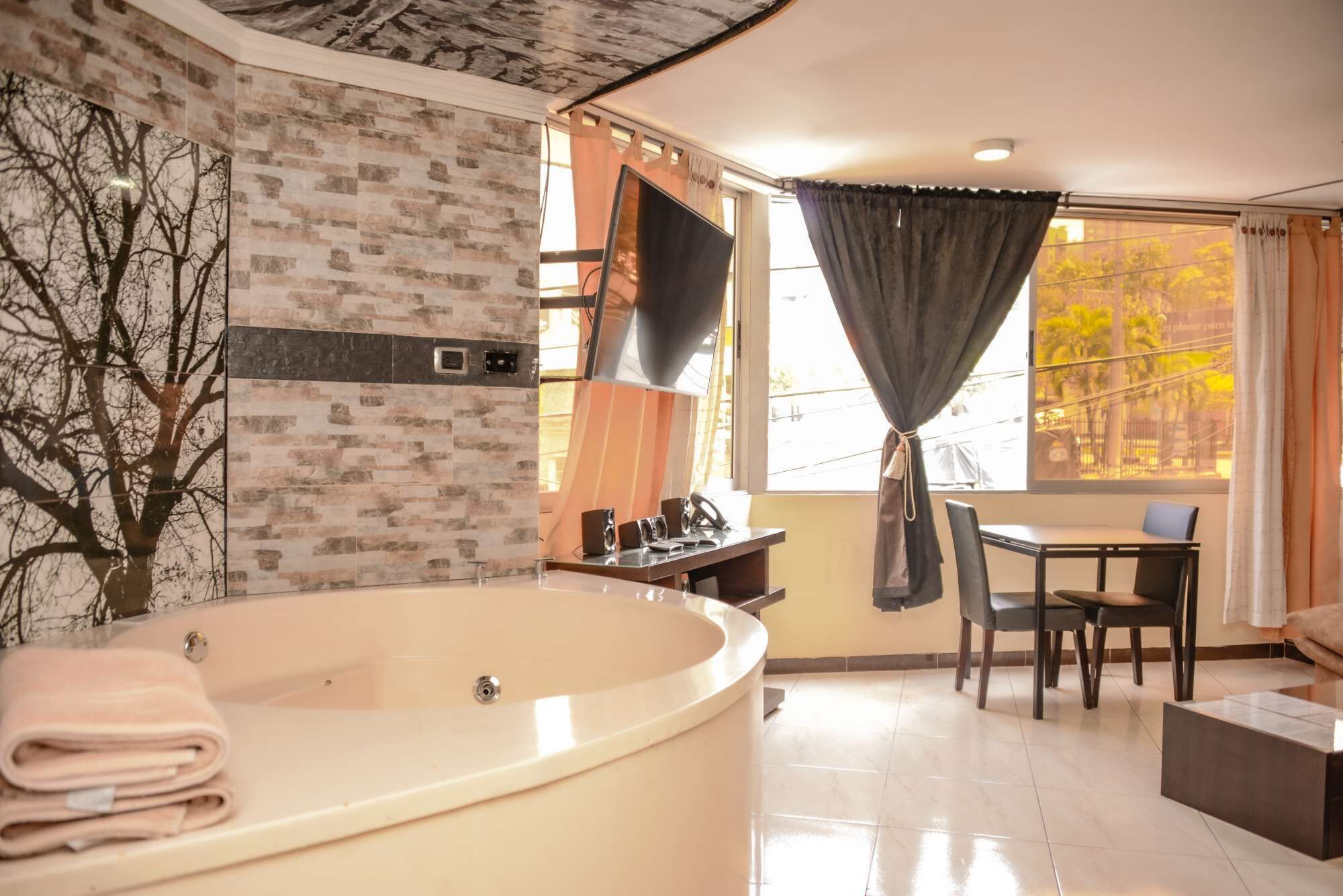 4 Bedroom Combo 2 Apartments 2 hot tubs