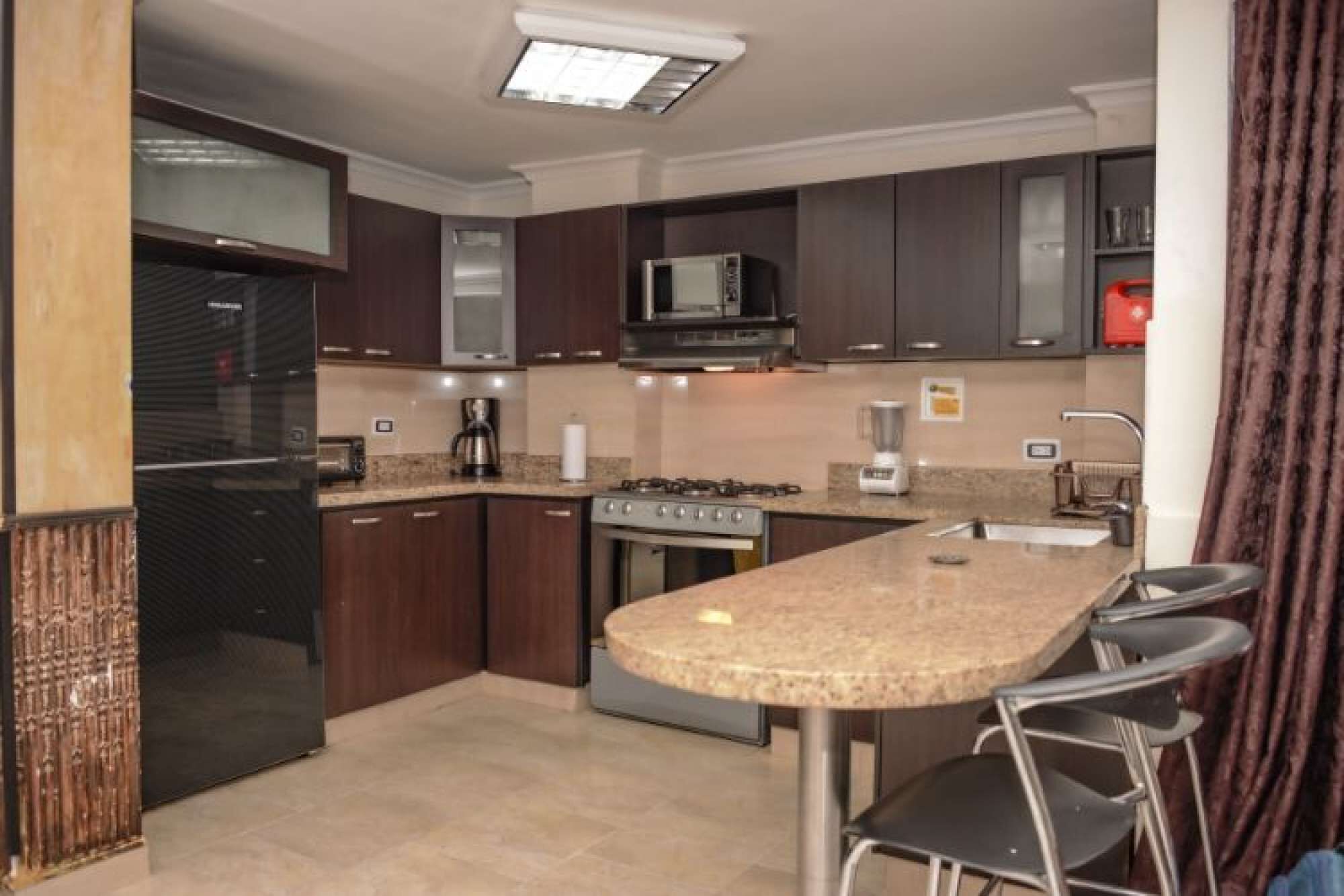 3 Bedroom AC Hot tub balcony 2 blocks from lleras!