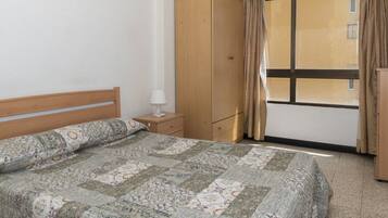 2 slaapkamers, een strijkplank/strijkijzer, beddengoed