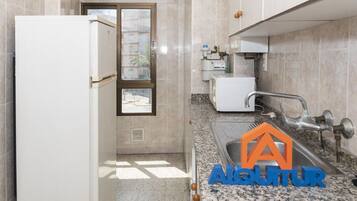 Een koelkast, een magnetron, een oven, een koffiezetapparaat/waterkoker