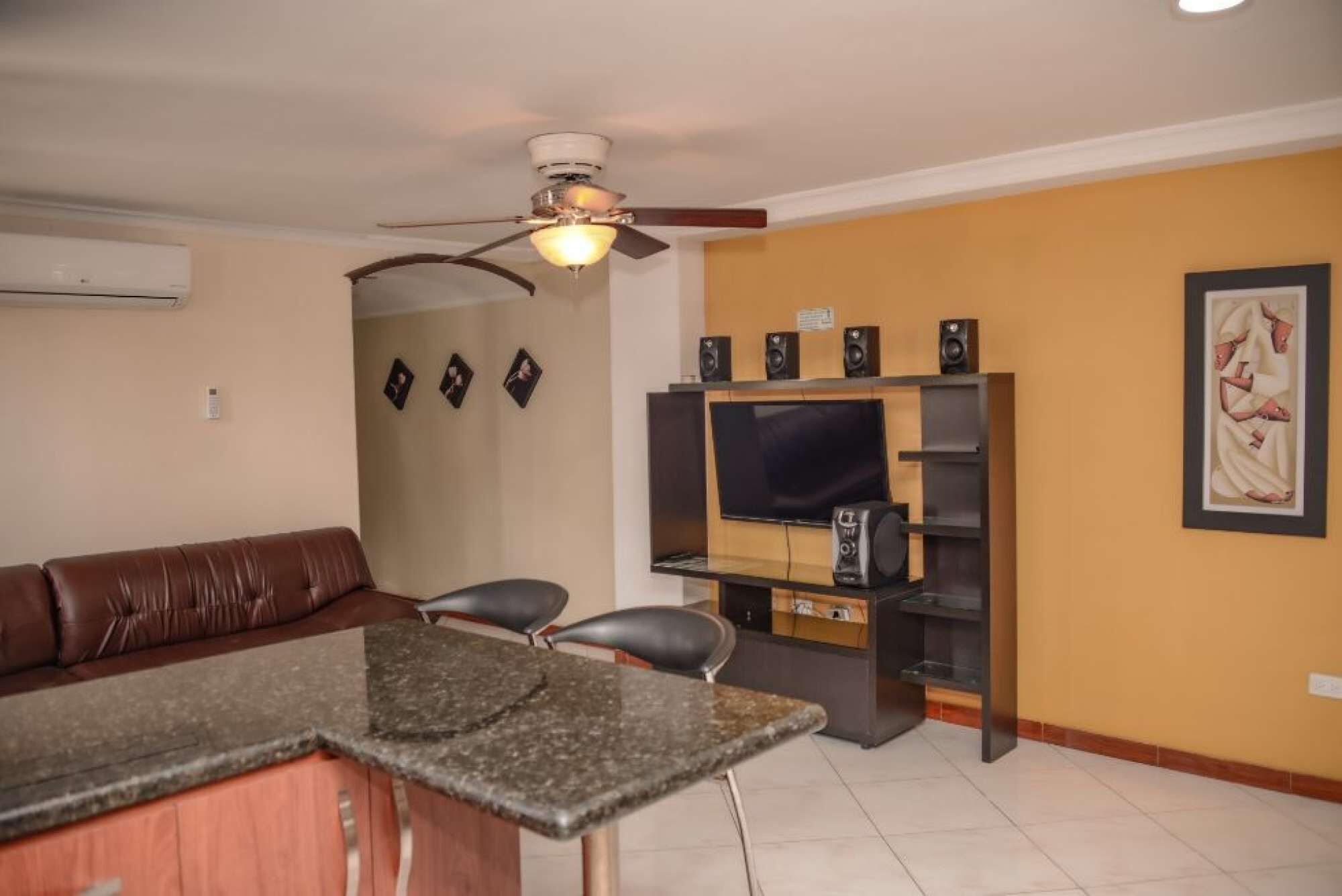 6 bedroom Combo llleras 2 hot tub ac security balconies