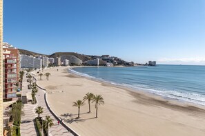 A beach with a promenade lined with palm trees and buildings. - SANTA MARTA, III-A 7º-16 (Cullera)