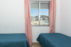 3 dormitorios, tabla de planchar con plancha, ropa de cama