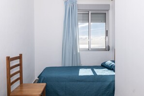 3 bedrooms, iron/ironing board, bed sheets