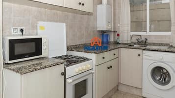 Een koelkast, een microgolfoven, een oven