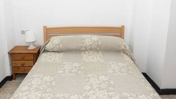 2 chambres, fer et planche à repasser, draps fournis