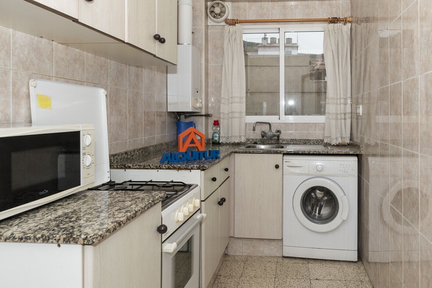 Réfrigérateur, micro-ondes, four, cafetière/bouilloire