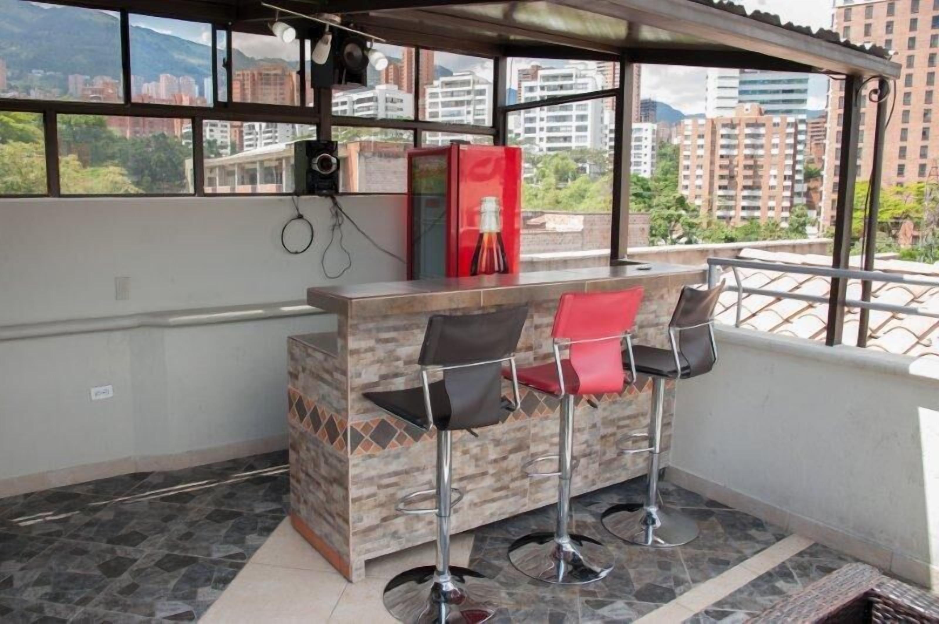 4 Bedroom Combo Two hot tubs Roof deck AC security can have guests