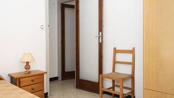 1 slaapkamer, een strijkplank/strijkijzer, beddengoed