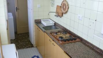 Fridge, microwave, oven, coffee/tea maker