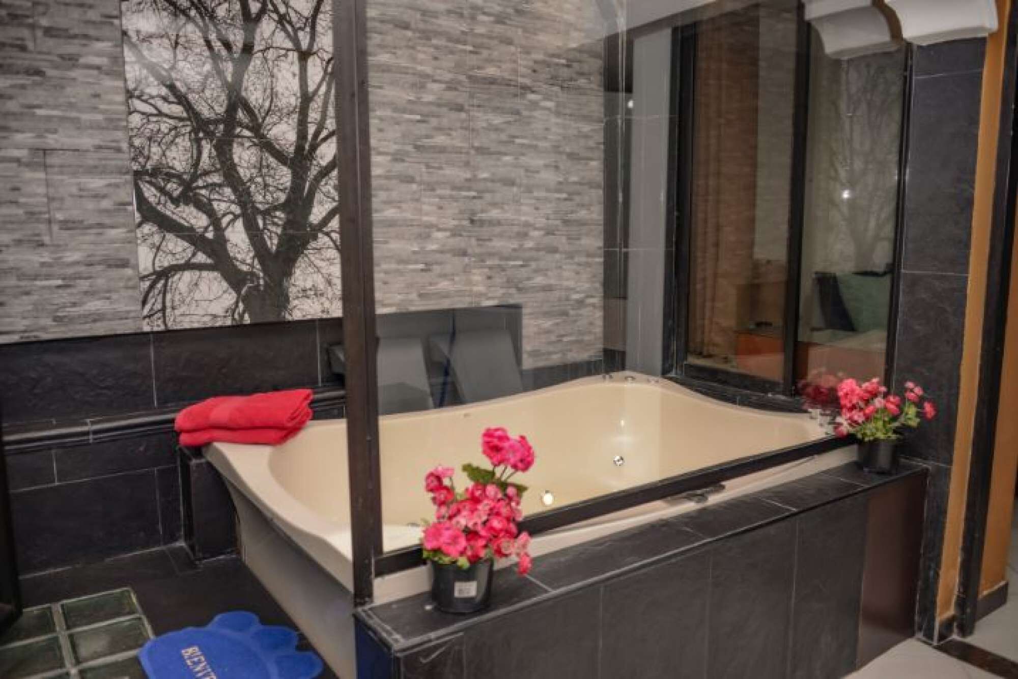 4 Bedroom Combo 2 Hot tubs 2 blocks Lleras security two kitchens