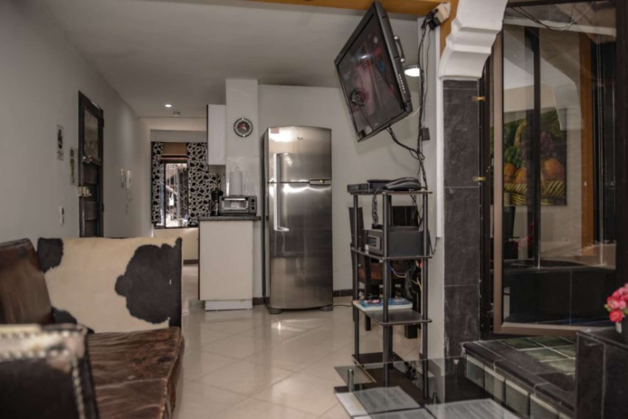 4 Bedroom Combo 2 Hot tubs 2 blocks Lleras security two kitchens