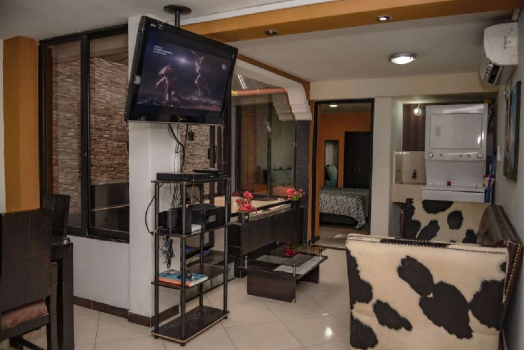 4 Bedroom Combo 2 Hot tubs 2 blocks Lleras security two kitchens