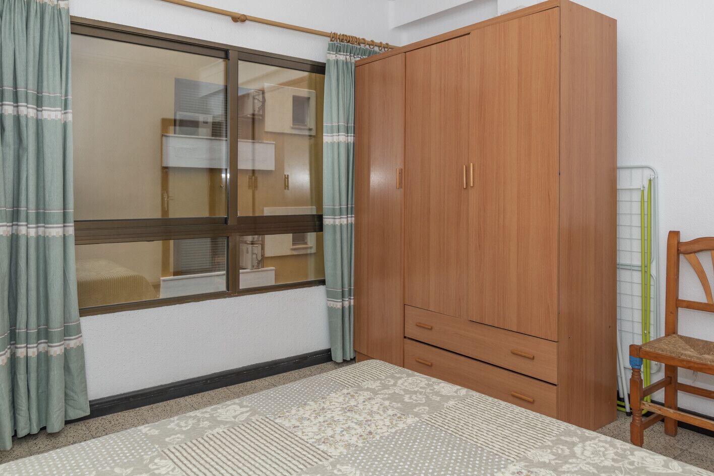 2 slaapkamers, een strijkplank/strijkijzer, beddengoed
