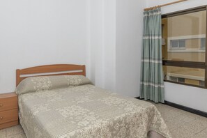2 habitaciones, tabla de planchar con plancha y ropa de cama 