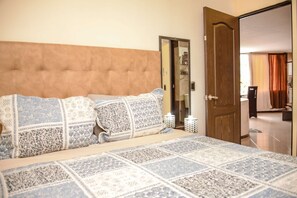 2 bedrooms, desk, iron/ironing board, bed sheets - 2 Bedroom Hot tub security AC Lleras area (medellin)