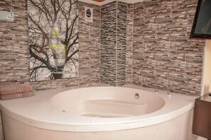 Duschwanne, Haartrockner, Handtücher