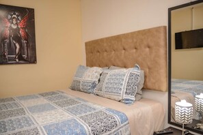 2 bedrooms, desk, iron/ironing board, bed sheets - 2 Bedroom Hot tub security AC Lleras area (medellin)