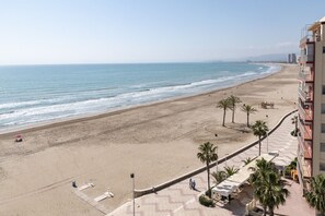 A beach with a building adjacent to it. - SANTA MARTA, I-A 7º-19 (Cullera)