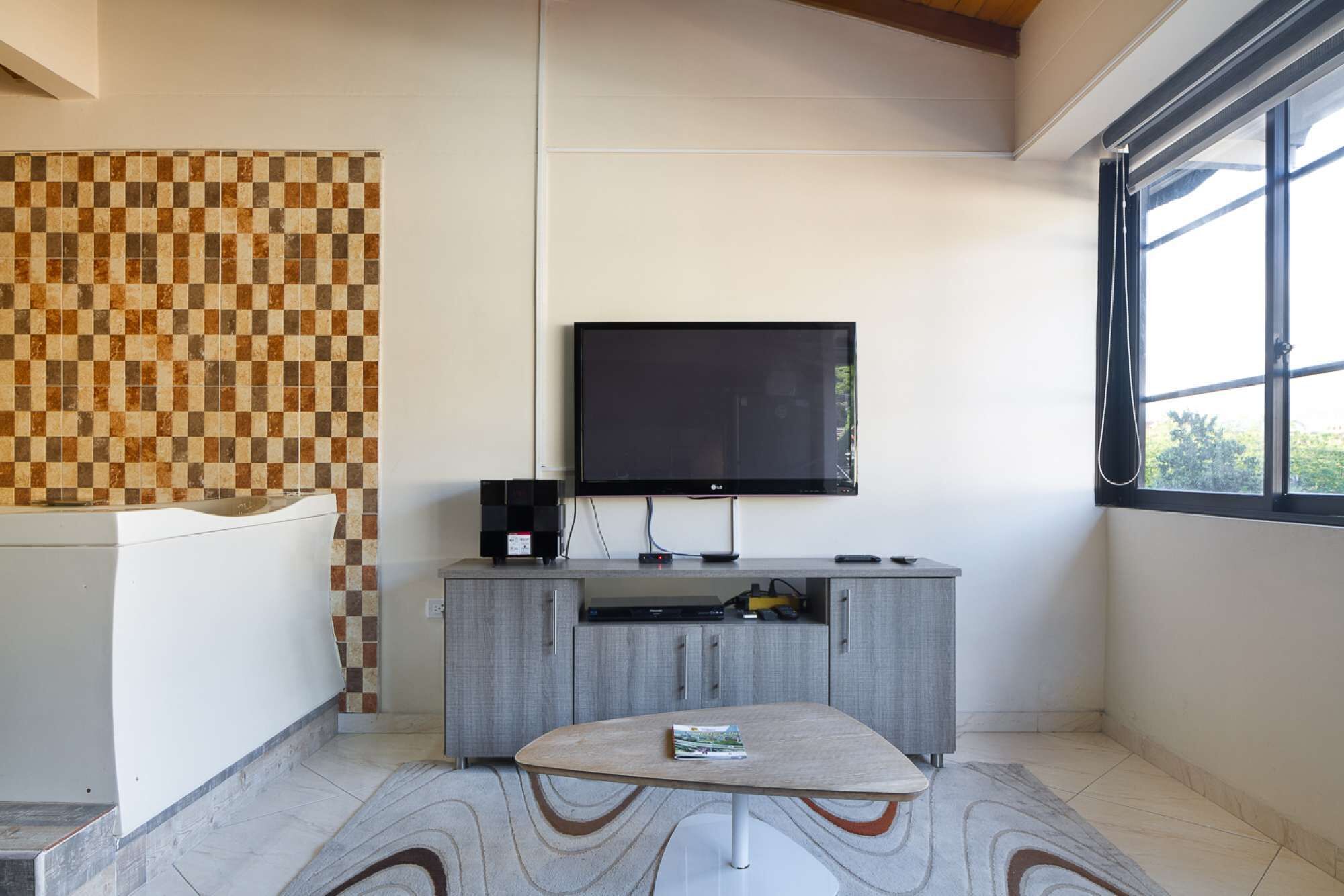 ONE Bedroom Hot TUB AC LLeras 2 bliocks