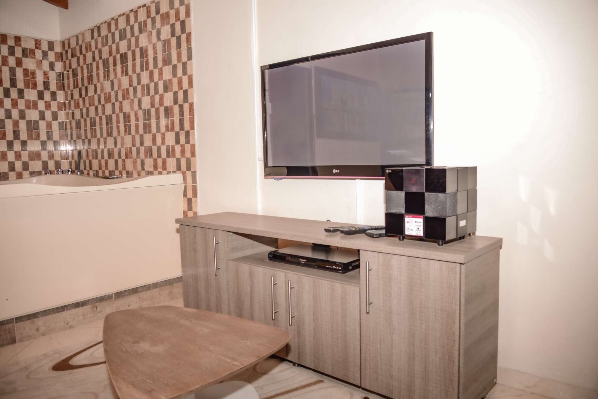 ONE Bedroom Hot TUB AC LLeras 2 bliocks