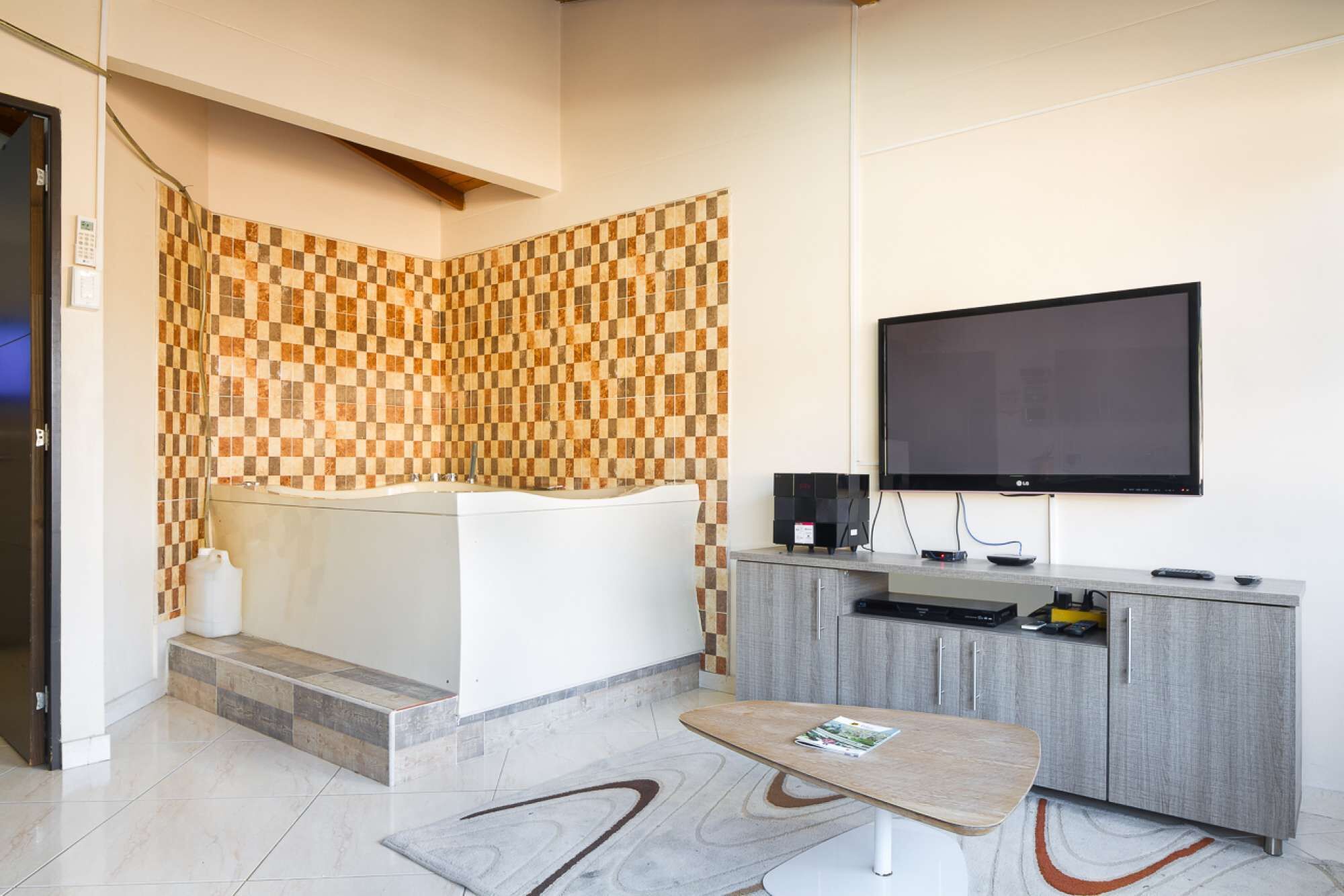 ONE Bedroom Hot TUB AC LLeras 2 bliocks