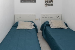 2 chambres, fer et planche à repasser, draps fournis