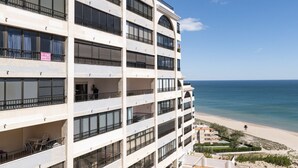 A multi-story hotel with balconies overlooking a beach. - DOSEL, 6º-30 PARKING 30 (Faro de Cullera)