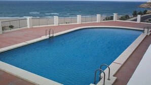 A swimming pool with a view of the ocean. - DOSEL, 6º-30 PARKING 30 (Faro de Cullera)