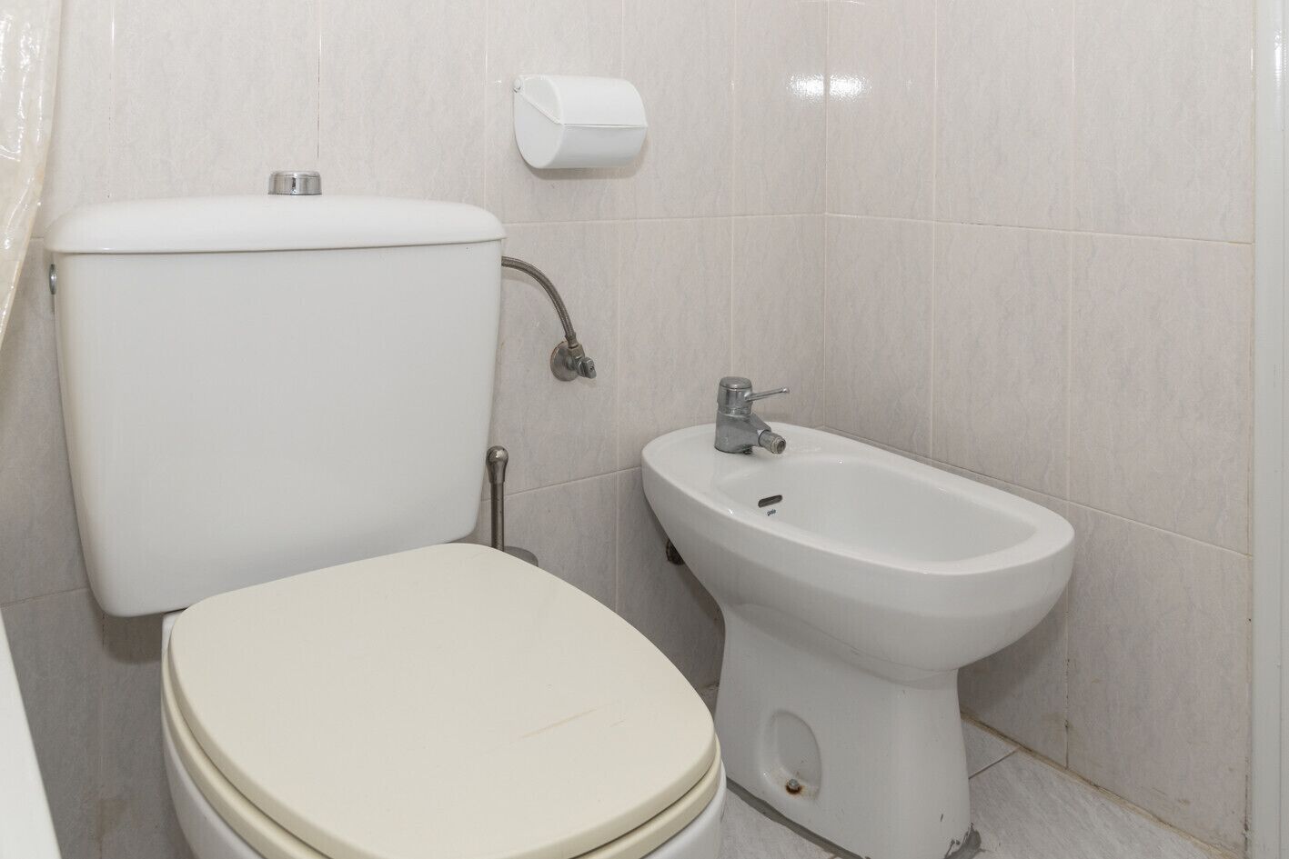 Un baño pequeño con inodoro y bidé.