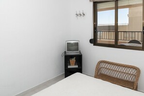 2 bedrooms, iron/ironing board, bed sheets