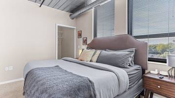 2 bedrooms, desk, iron/ironing board, WiFi