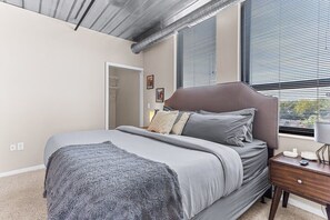 2 habitaciones, escritorio, tabla de planchar con plancha y wifi