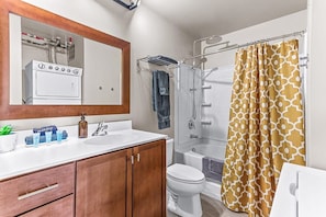 Bañera, secador de pelo, toallas