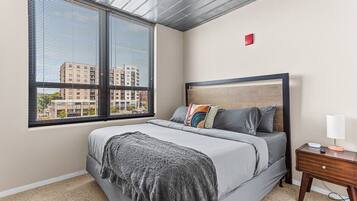 2 makuuhuonetta, työpöytä, silitysrauta/-lauta, vauvan matkasänky