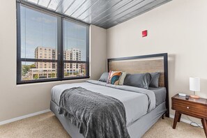 2 slaapkamers, een bureau, een strijkplank/strijkijzer, reisbedje